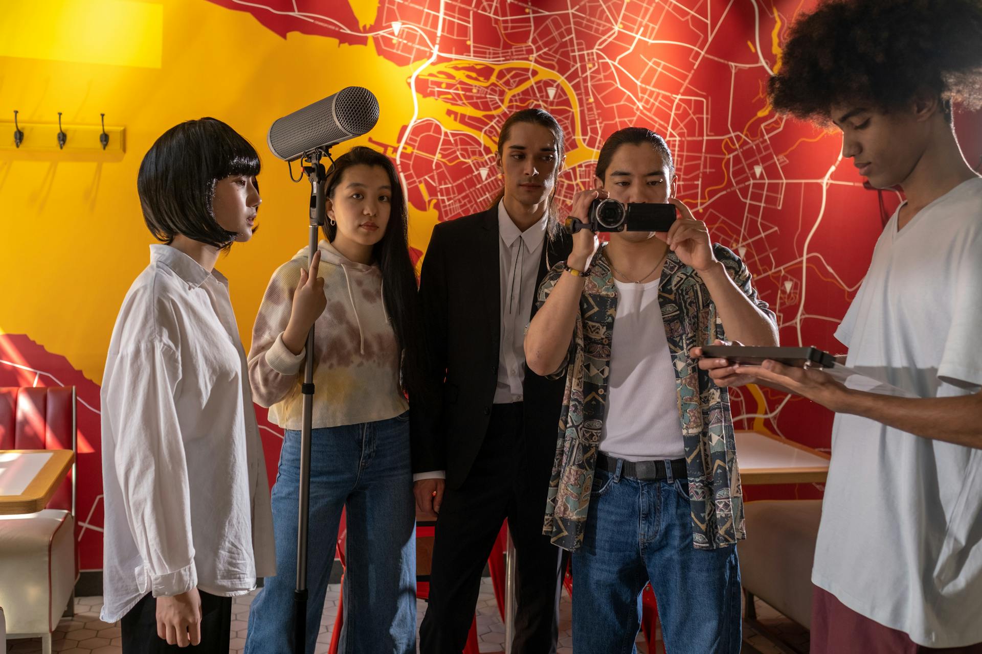 Equipo joven de producción grabando contenido en un set